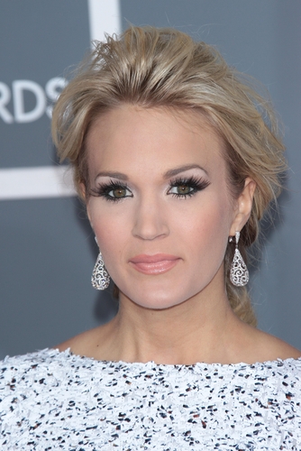 How can you get the Carrie Underwood look without a makeup artist and 